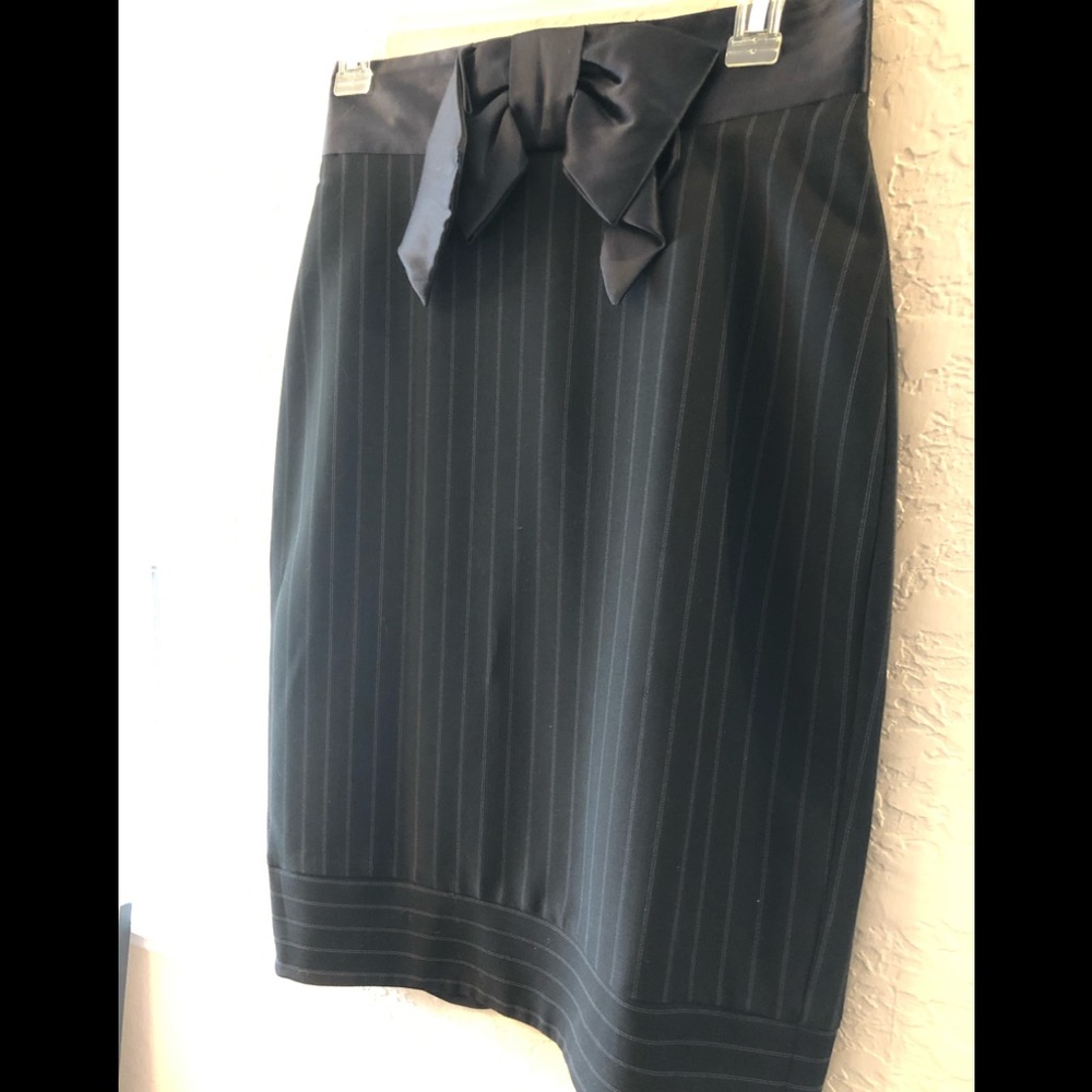 Bebe Pin strip form fitting split back skirt